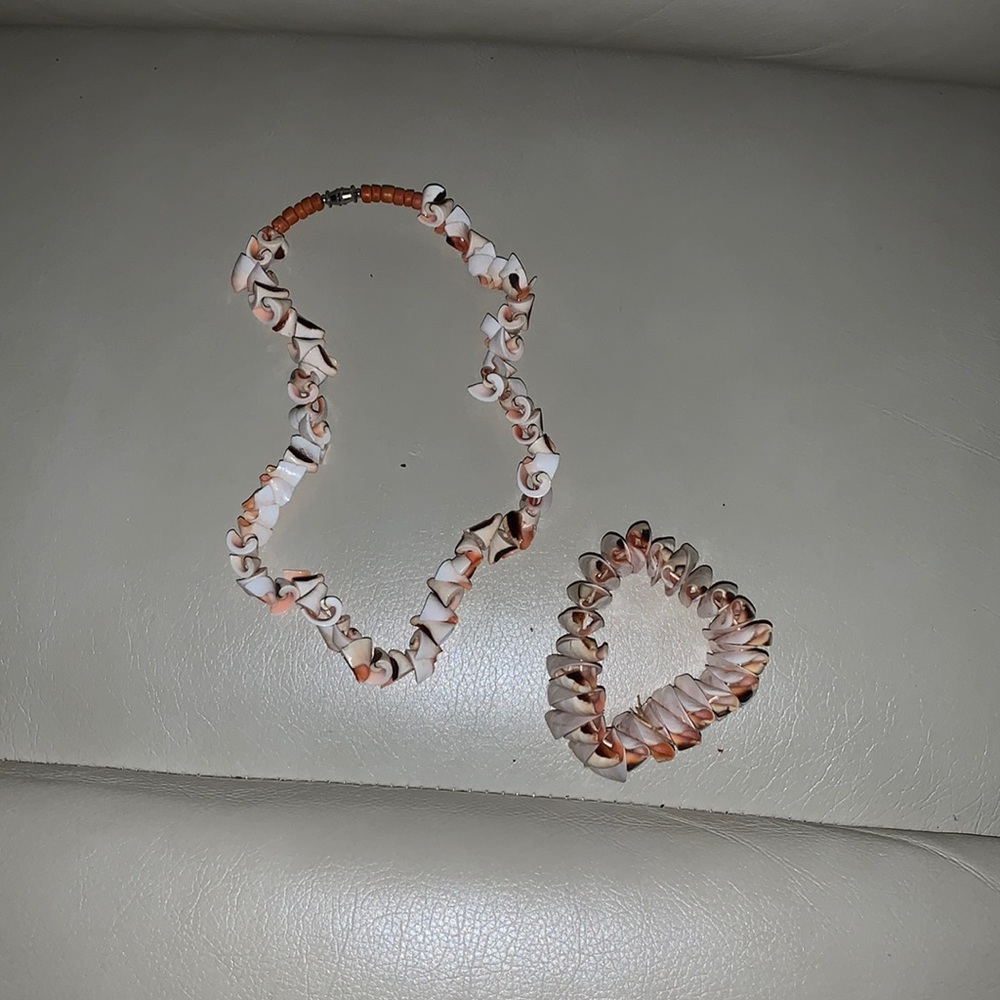 Real Shell neck Chocker w/ matching Bracelet.
